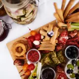Przekąski do prosecco: Odkryj idealne połączenia i deski smaków!