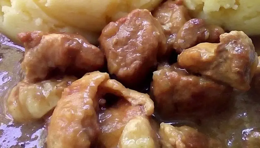 Idealny gulasz z łopatki wieprzowej: Mięso, które rozpływa się w ustach