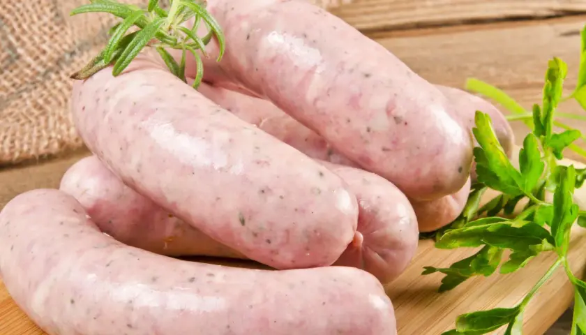 Biała kiełbasa: Ile parzyć, by nie pękała? Idealny czas i temp.