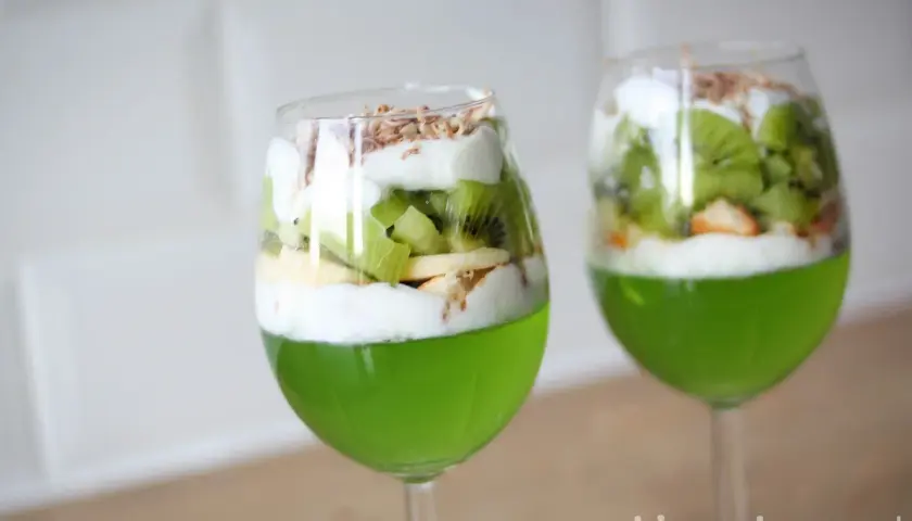 Galaretka z kiwi nie tężeje? Poznaj winowajcę i skuteczne triki!